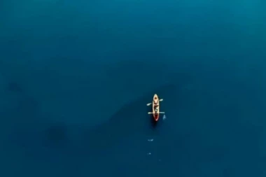 (VIDEO) IGOR I SANDRA SU VESLALI JADRANOM I UŽIVALI! Kada su pogledali snimke drona ŠOKIRALI SU SE!