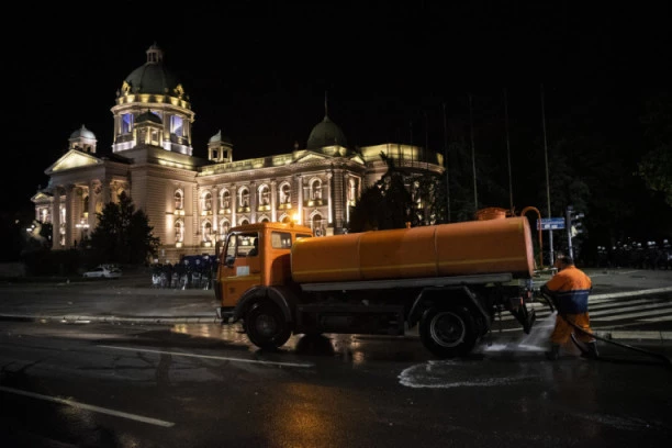 Bahatost na kvadrat! PERAČI ULICA SVAKOG DANA TRPE UVREDE I PSOVKE: "Tiktoker" snimao dok se podsmevao komunalcima!
