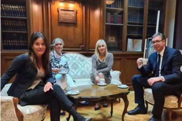 PREDSEDNIKU ALEKSANDRU VUČIĆU DANAS ROĐENDAN! Saradnice ga dočekale na poslu uz SAMO JEDNU ŽELJU!