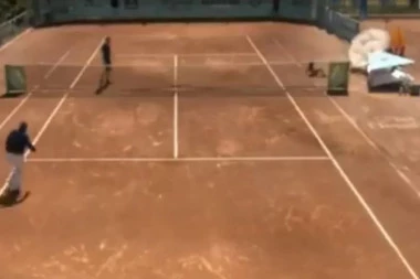 (VIDEO) UMALO IZBEGNUTA TRAGEDIJA: Meč srpskog tenisera obeležila ŠOKANTNA SCENA!