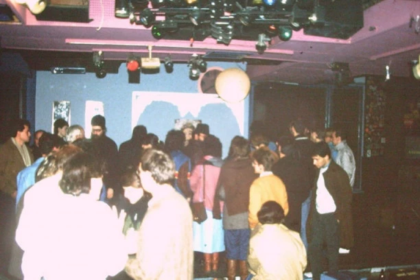 (FOTO) OVO JE TRENUTAK ZA PAMĆENJE: Vladika Atanasije ušao u diskoteku i muzika je isključena! Sve su oči bile uprte u njega