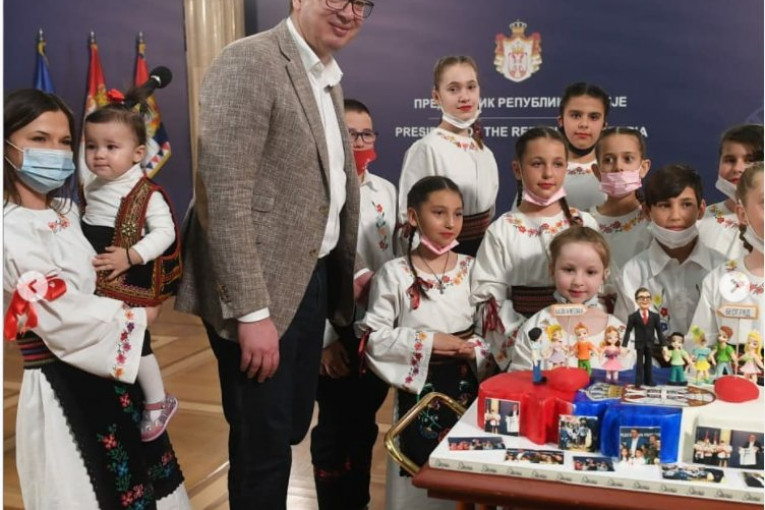 "MI SMO DECA NEBA"! Deca sa Kosova i Metohije priredila rođendansko iznenađenje predsedniku Vučiću!