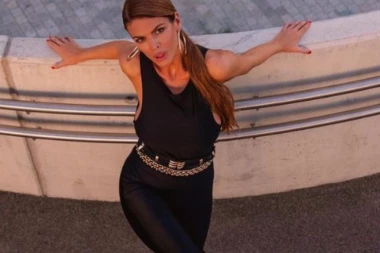 RIALDA VOLI ŽENE? Isplivala fotka zadrugarke u zagrljaju rijaliti zvezde koja je naklonjena istom polu!