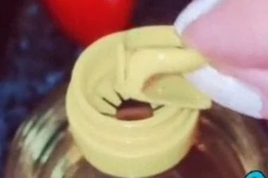 (VIDEO) SVI BACAMO OVAJ DELIĆ SA FLAŠE ULJA, A ZAPRAVO IMA SJAJNU FUNKCIJU: Prsten koji završi u kanti je SJAJAN