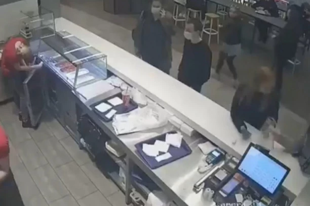 (VIDEO) GNUSNA KRAĐA U TRŽNOM CENTRU: Pogledajte LOPUŽE koje su ščepale NOVAC NAMENJEN BOLESNOJ DECI