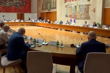 VESIĆ NAKON SEDNICE KRIZNOG ŠTABA: Zadovoljan sam jer smo izbegli policijski čas i potpuno zatvaranje!