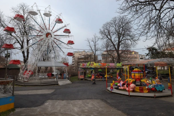 (FOTO) PANORAMA NA KLOCNAMA: Kalemegdanski točak - turistička atrakcija ili SIGURNA SMRT za decu u srcu Beograda?
