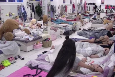 (VIDEO)  Tara ponovo posmatrala Ša dok spava, pa ODLUČILA DA GA POLJUBI!