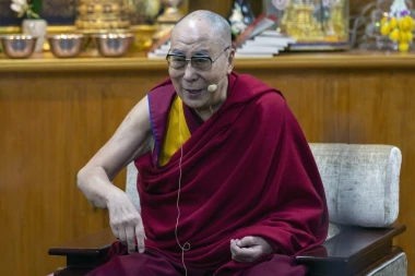 DALAJ LAMA PRIMIO ASTRAZENEKU! I tibetanski duhovini vođa se vakcinisao protiv korone