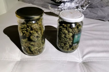 UHAPŠEN MUŠKARAC SA POTERNICE! Policija upala u njegov stan u Zemunu i pronašla tegle sa drogom!