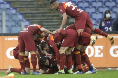 BURA SE NE STIŠAVA! Legenda Rome ponovo u centru pažnje!