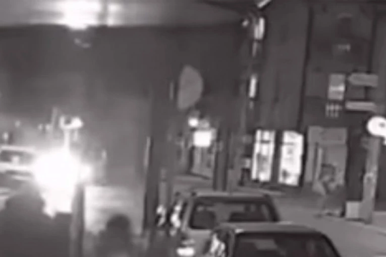 (VIDEO) STRAVIČNA SAOBRAĆAJKA U JAGODINI: Od silovitog sudara, automobilom uleteo u kladionicu