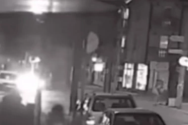 (VIDEO) STRAVIČNA SAOBRAĆAJKA U JAGODINI: Od silovitog sudara, automobilom uleteo u kladionicu