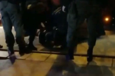 (VIDEO) Filmsko hapšenje kod Ade Ciganlije! ŽANDARMERIJA U AKCIJI: Naočigled putnika lišili slobode dvojicu mladića