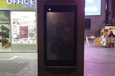 NA REKLAMNOM TABLETU U BANJALUCI PRIKAZAN PORNIĆ! Građani šokirani, nadležni se "peru"!