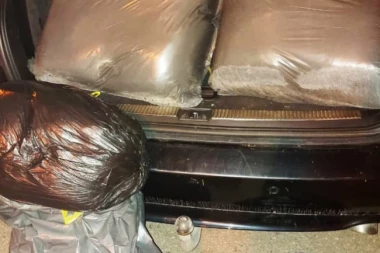 POLICIJA ZAUSTAVILA ŠAPČANINA, kada je otvorio gepek brzo su mu stavili LISICE NA RUKE!