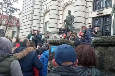 PROTESTI U CRNOJ GORI: Demonstranti probijali vrata!
