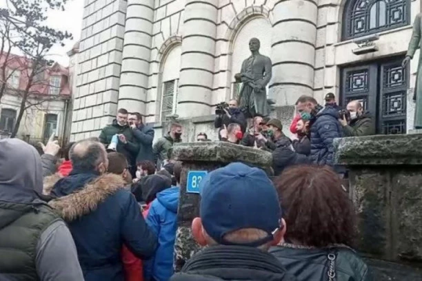 ŽURKA SE NASTAVLJA: Botunjani blokirali put ka AERODROMU! Čekaju samo jednog čoveka