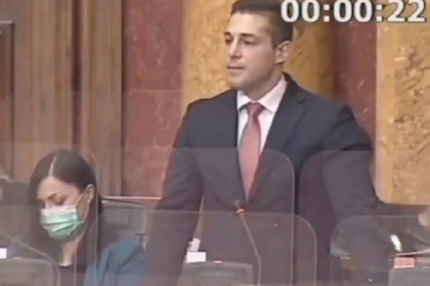 (VIDEO) Poslanik u Skupštini podržao nasilje nad ženama!