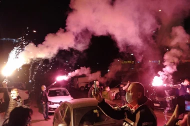 (VIDEO) GORI NOVI BEOGRAD: Srbi izašli da PROSLAVE Đokovićev REKORD uz fenomenalnu BAKLJADU i VATROMET!