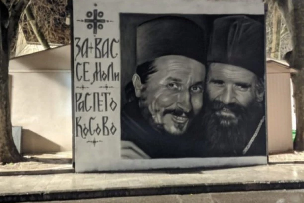 (FOTO, VIDEO) "Za vas se moli raspeto Kosovo!" Pogledajte veličanstveni MURAL vladici Atanasiju i mitropolitu Amfilohiju