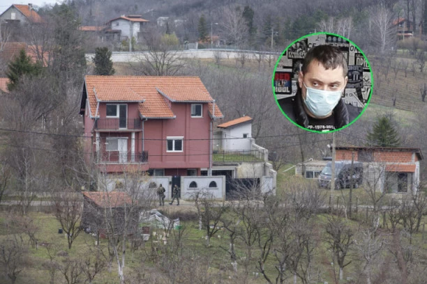 NAPRAVLJENI JEZIVI STIKERI VELJE NEVOLJE: Na njima "kuća strave" u Ritopeku i PORUKE OD KOJIH SE DIŽU DLAKE