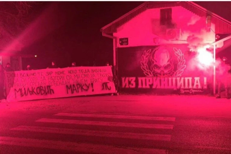 "PRINCIPI" NA SRAMAN NAČIN ČESTITALI ROĐENDAN VELJINOM PAJTOSU MARKU MESARU! Palili baklje pored kuće ubijenog Zdravka Radojevića!