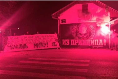 "PRINCIPI" NA SRAMAN NAČIN ČESTITALI ROĐENDAN VELJINOM PAJTOSU MARKU MESARU! Palili baklje pored kuće ubijenog Zdravka Radojevića!