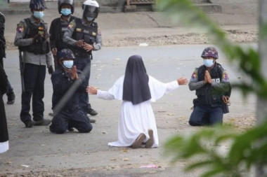 (FOTO) POTRESNA SLIKA KOJA JE OBIŠLA SVET! Časna sestra kleknula pred policajcima i zamolila ih - "ubijte mene, ne njih"!