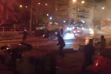 (VIDEO) HAOS U ATINI: Molotovljevi kokteli leteli na sve strane, jedan policajac povređen!