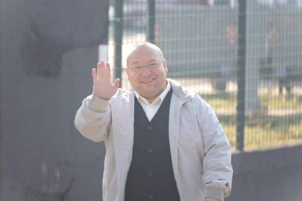 (VIDEO) LUDILO MOZGA - VULETIĆ POVILENEO! Bivši potpredsednik Partizana se bacaka u kolima uz Vojaževu pesmu!