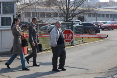 (FOTO) LAŽNI OSMEH VULETIĆA, JEDVA DOČEKAO KRAJ: Pogledajte reakciju profesora posle salsušanja