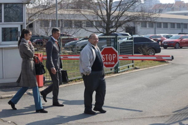 (FOTO) LAŽNI OSMEH VULETIĆA, JEDVA DOČEKAO KRAJ: Pogledajte reakciju profesora posle salsušanja