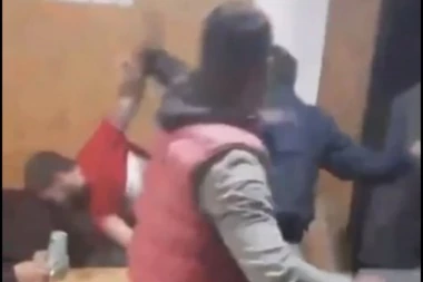 (VIDEO) URNEBESAN SNIMAK TUČE U SRPSKOJ KAFANI KRUŽI INTERNETOM! Ovo samo kod nas ima!