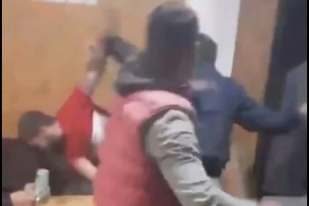 (VIDEO) URNEBESAN SNIMAK TUČE U SRPSKOJ KAFANI KRUŽI INTERNETOM! Ovo samo kod nas ima!