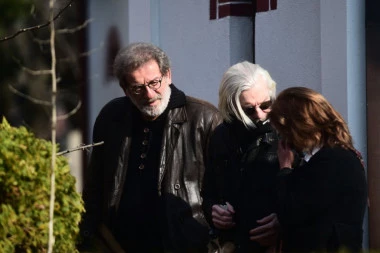 VELIKA TRAGEDIJA U DOMU DRAGANA PETROVIĆA PELETA: Saznao za pogibiju pred sam početak predstave, GLUMAC NEUTEŠAN, OSEDEO PREKO NOĆI!