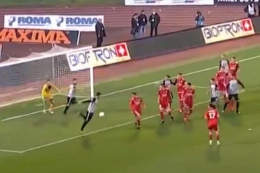 (VIDEO) "GROBARI" U TRANSU: Šćekić OTVORIO Voždovac! Asano uhvatio VOLEJ, Crnogorac se MAJSTORSKI snašao pred golom "zmajeva"!