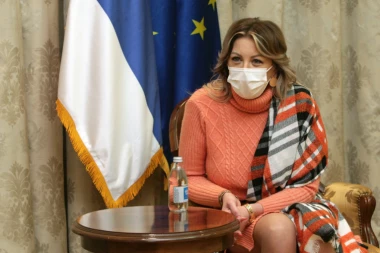 MINISTARKA NA METI LOPOVA: Jadranka Joksimović odžeparena nasred ulice