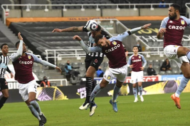 SKANDALČINA U ENGLESKOJ: KAPITEN Njukasla NAPADNUT! Huligani ga GAĐALI FLAŠAMA i PRETILI VATRENIM ORUŽJEM!