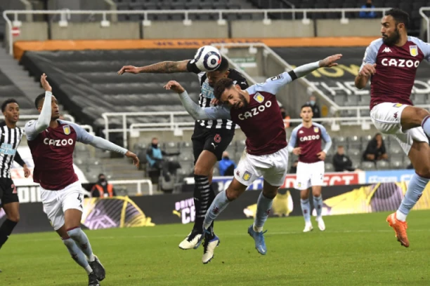 SKANDALČINA U ENGLESKOJ: KAPITEN Njukasla NAPADNUT! Huligani ga GAĐALI FLAŠAMA i PRETILI VATRENIM ORUŽJEM!