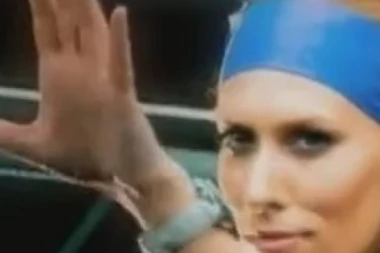 (FOTO) BILA JE MEGA RIBA, A ONDA SE POVUKLA SA ESTRADE: Počela da radi kao profesorka, rodila sina, a NEĆETE VEROVATI kako izgleda danas!