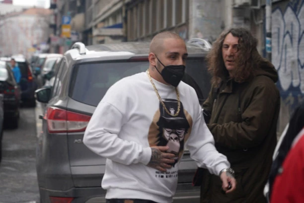 (FOTO) VUK MOB ISPRED PORODILIŠTA: Došao da vodi Olju i bebu kući, SREĆU NE MOŽE DA SE SAKRIJE!