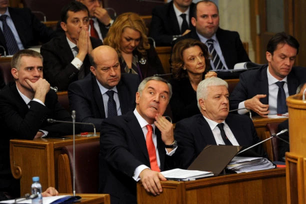 (FOTO) MAFIJAŠKA KRAĐA IZBORA U NIKŠIĆU, PROCURILI MILOVI SPISKOVI ZA KUPOVINU GLASOVA! Skandal nad skandalima u Crnoj Gori