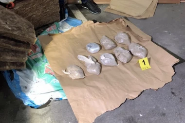 POLICIJA PRONAŠLA VELIKU KOLIČINU HEROINA: Osumnjičeni krio drogu u garaži!