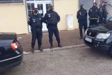 (FOTO, VIDEO) POLICIJA ČUVA MILOVE LJUDE DOK KUPUJU GLASOVE U NIKŠIĆU! Ostalima preti hapšenjem!