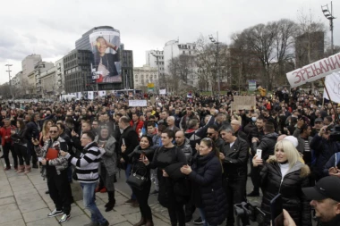 (FOTO/VIDEO) SAMO NA SEBE MISLE! Korona divlja, a muzičari organizovali protest: NIKO SE NE PRIDŽAVA MERA!