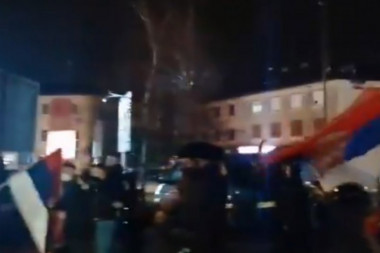 (VIDEO) SRPSKE ZASTAVE I PESME U NIKŠIĆU: Okuplja se narod, čeka se MILOV PAD!