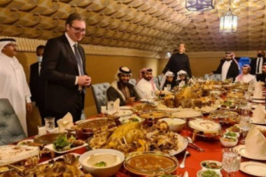 VUČIĆ OBJAVIO SLIKU GOZBE U BAHREINU: Predsedniku pod šatorom poslužili kamilje meso i jagnjetinu
