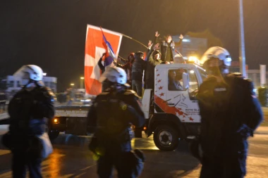 NIKŠIĆ PREKRIVEN TROBOJKAMA! Uz baklje i vatromete slavi se MILOV PAD! (VIDEO)