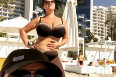 JANIN MUŽ VOLI NJENE BUJNE OBLINE:  Ne mogu da ubedim supruga da mi dopusti da SMANJIM GRUDI!